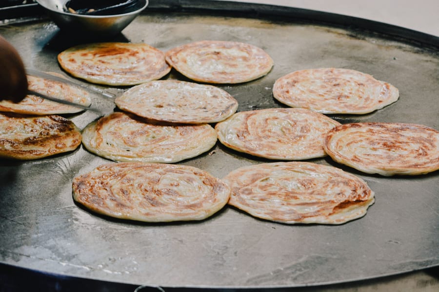 Pyaj Paratha With Curd
