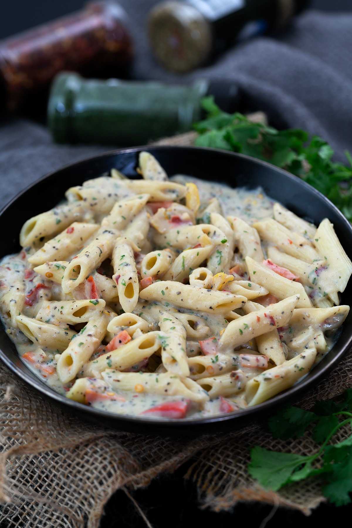 White Cheese Sauce Pasta (व्हाइट चीज सॉस पास्ता)
