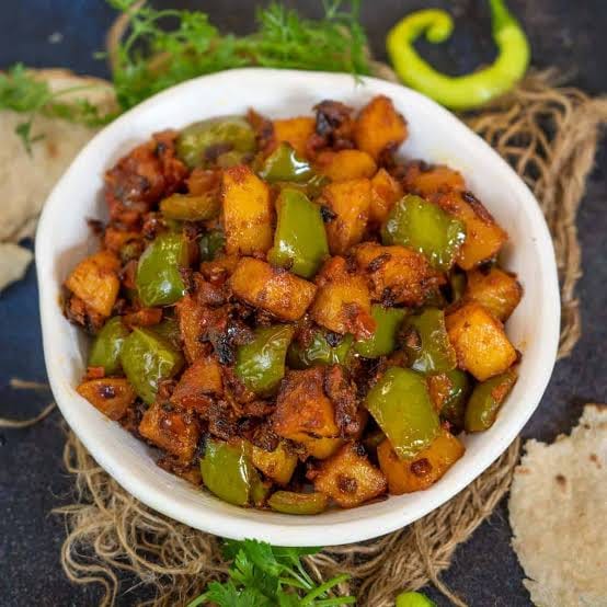 शिमला मिर्च आलू (हाफ)