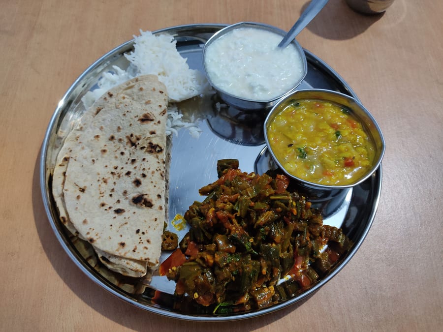 स्पेशल थाली (दाल, चावल, सब्जी, पापड़, सलाद और 4 रोटी)