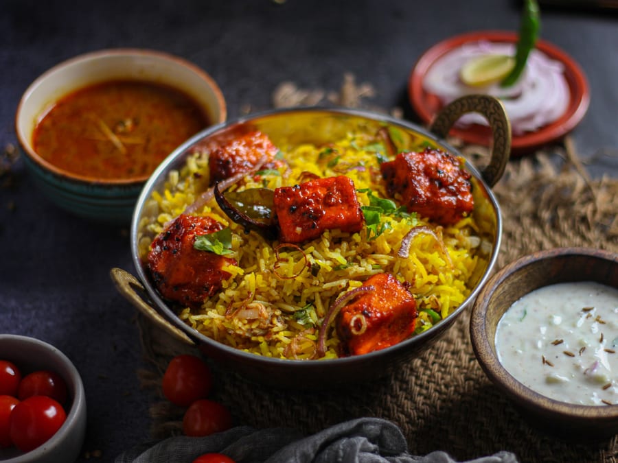 Paneer Tikka bIRYANI (Raita+Garlic+Curry+Salad)