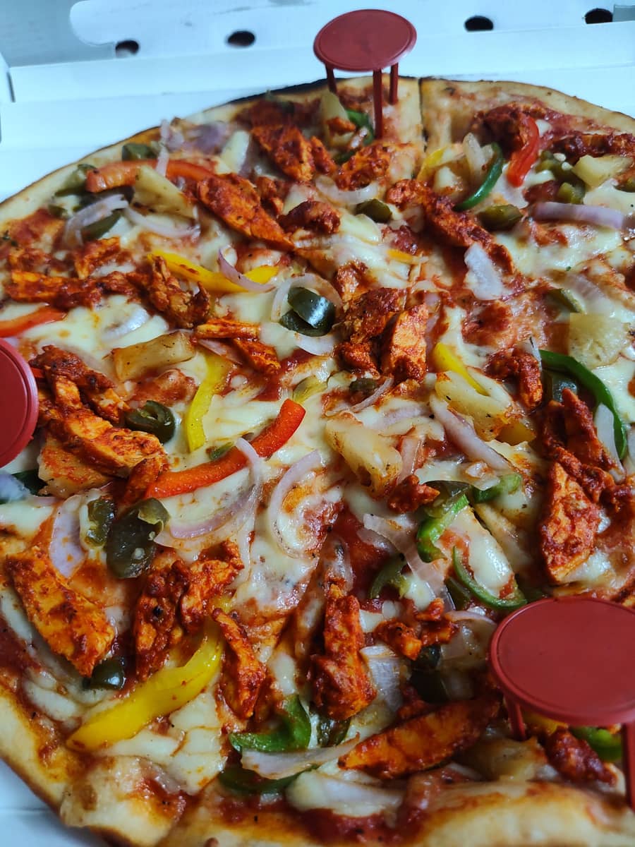 Loaded chicken pizza