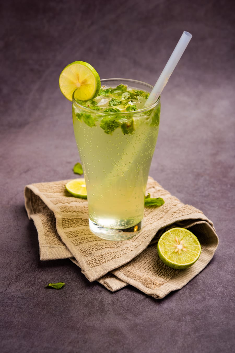 Fresh lime soda (Sweet/salted) (ताज़ा नींबू सोडा - मीठा/नमकीन)