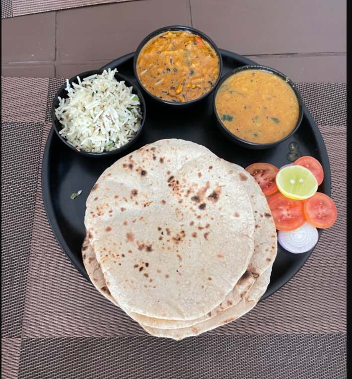 दाल + चावल + 4 तंदूरी रोटी + सेव टमाटर+ सलाद